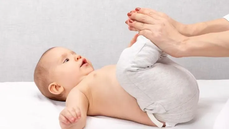 Ostéopathe pratiquant des techniques douces sur un nourrisson au Grand-Quevilly